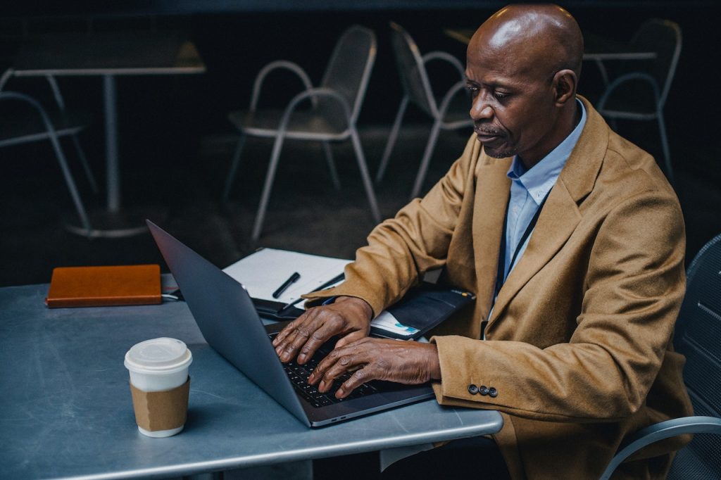 what goes into a business plan